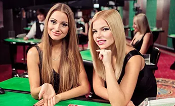 Bàn Baccarat trực tuyến tại good88 với dealer người thật đang chia bài, thể hiện không khí sòng bài chân thực và chuyên nghiệp